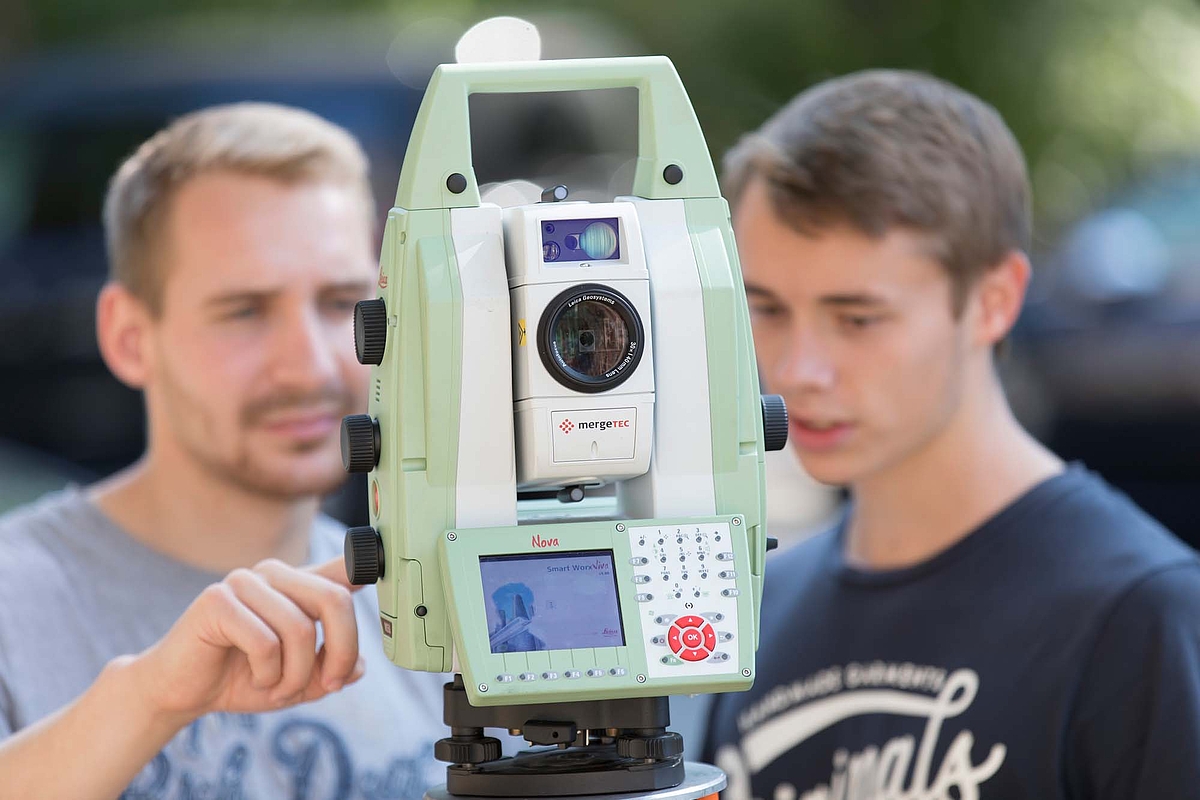 Studierende am Tachymeter