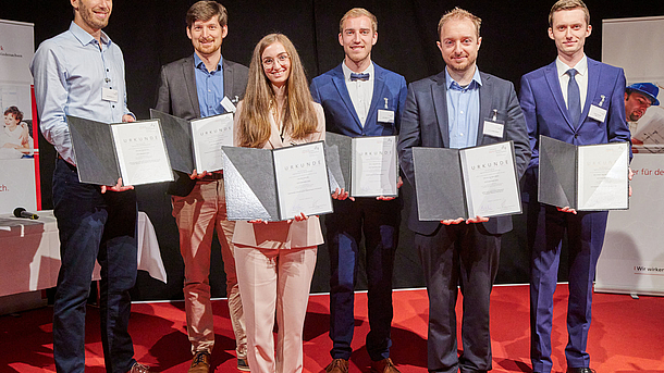 Gruppenfoto der Preisträgerin und 5 Preisträger mit ihren Urkunden