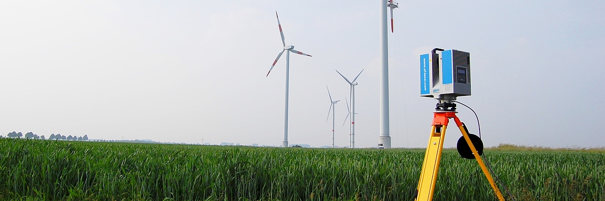 Laserscanner vor Landschaft mit Windrädern