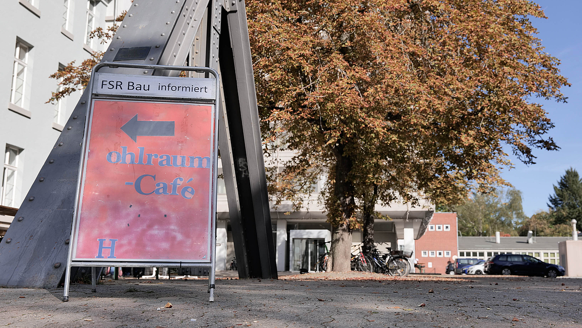 Aufsteller "Hohlraum-Café" vor dem Gebäude "Große Kaserne"